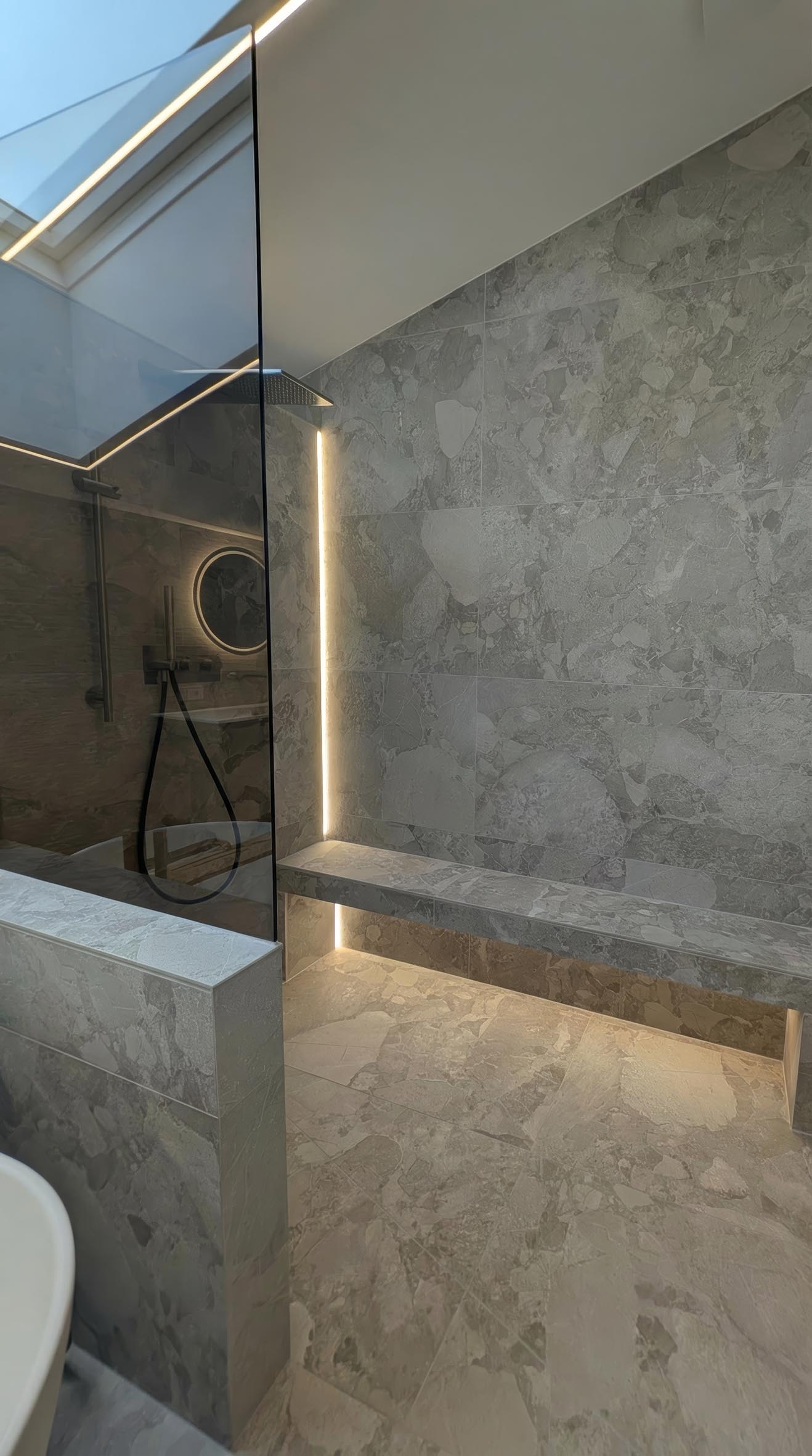 Baddesign Tirol Duschbank beleuchtet