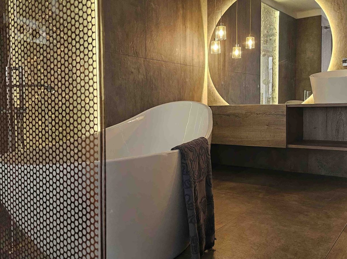 Baddesign Tirol Bad mit Light Element ironglass